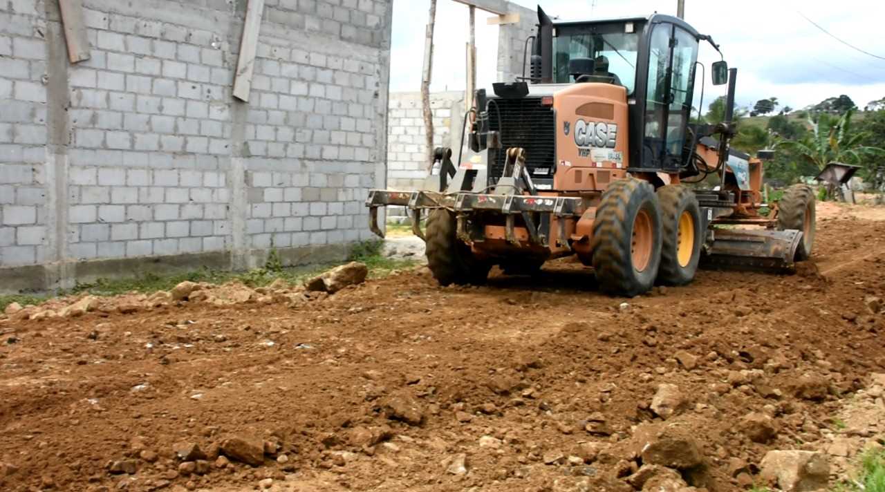 Camacã: Moradores do Brogodó felizes com o casacalhamento e patrolamento do bairro
